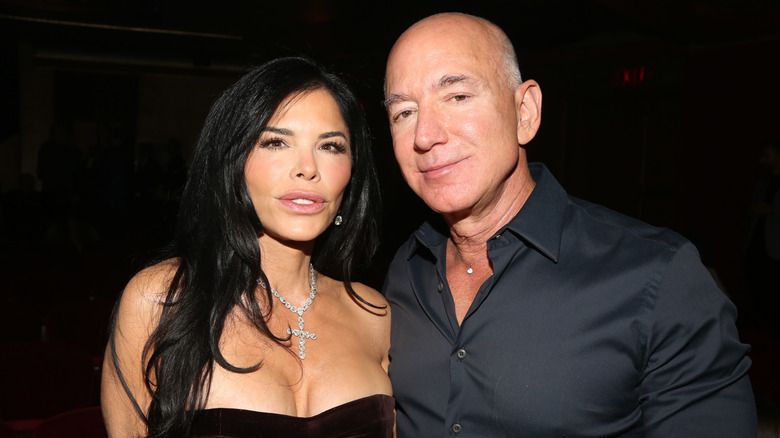 Lauren Sánchez and Jeff Bezos posing for photos