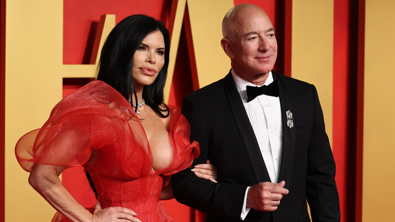 Lauren Sánchez and Jeff Bezos posing for photos