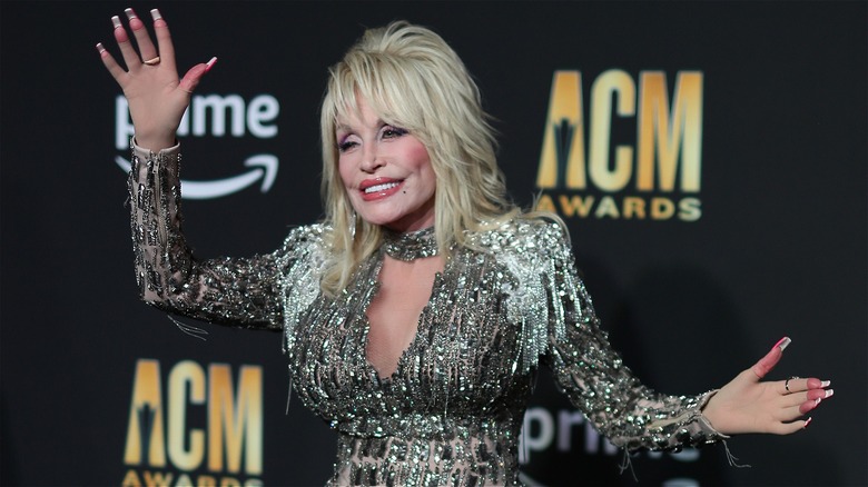 country star Dolly Parton wearing gloves