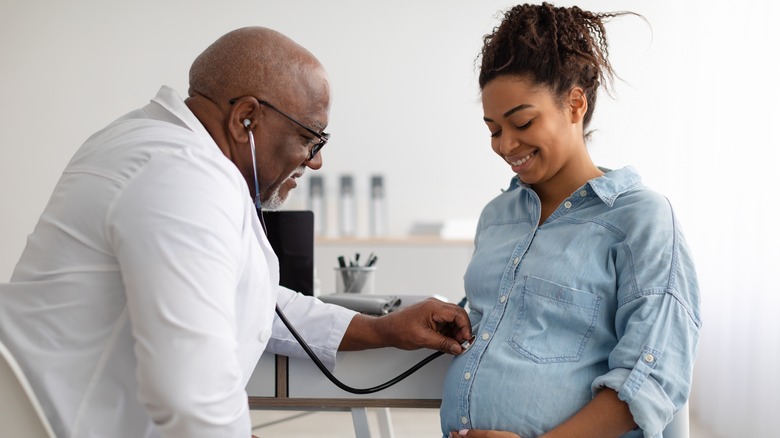 pregnant woman with doctor