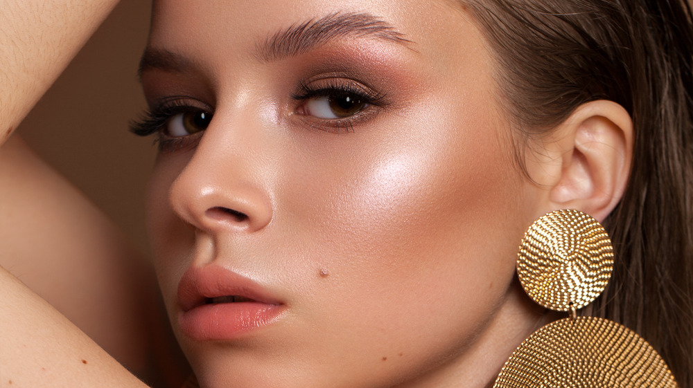 Young woman with a brown eye shadow and light pink lip