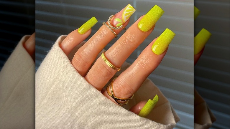 Lemon nail art 