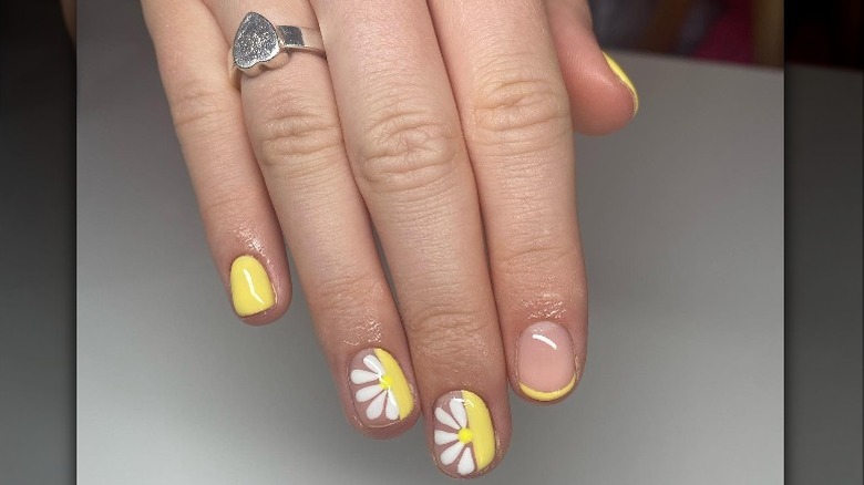 yellow daisy nail art