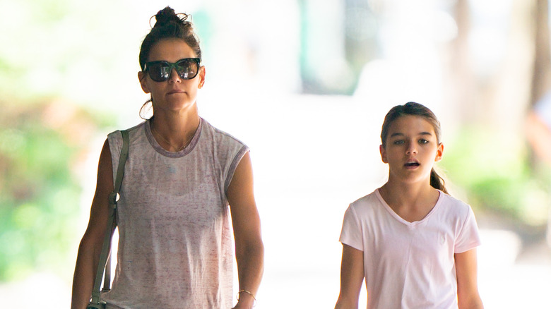 Suri Cruise and Katie Holmes walking outside