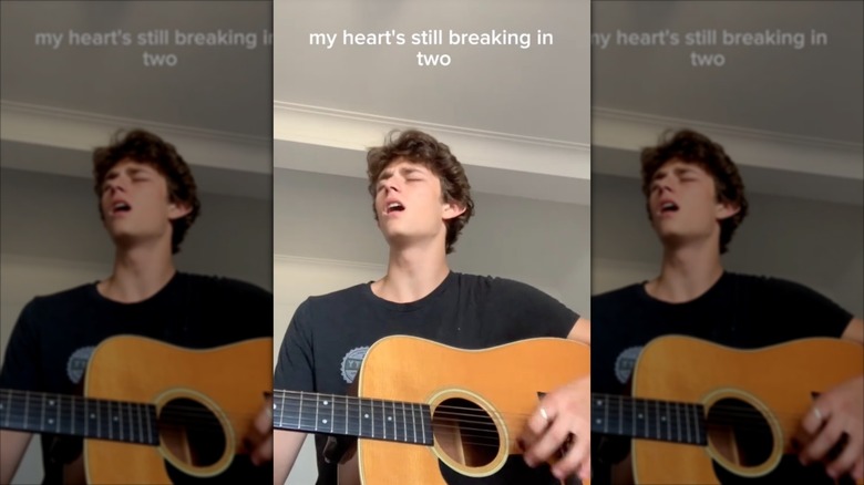 Toby Cohen plays the guitar on TikTok