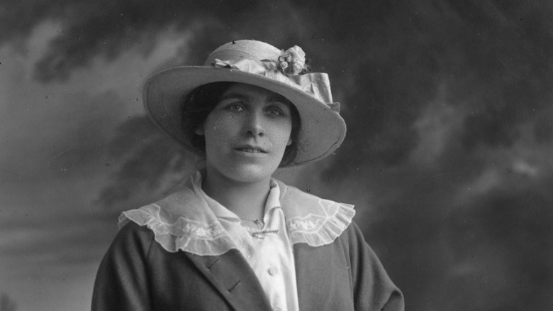 1918 woman
