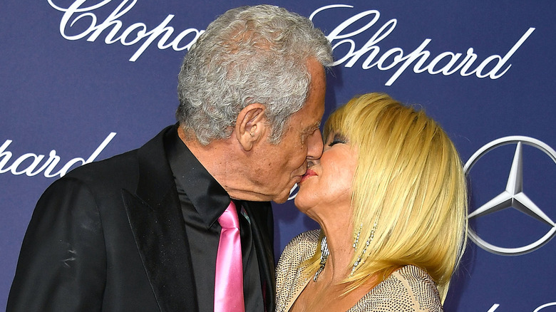 Alan Hamel and Suzanne Somers kissing