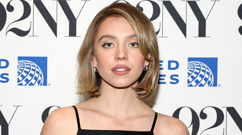 Sydney Sweeney posing at the 92nd Street Y