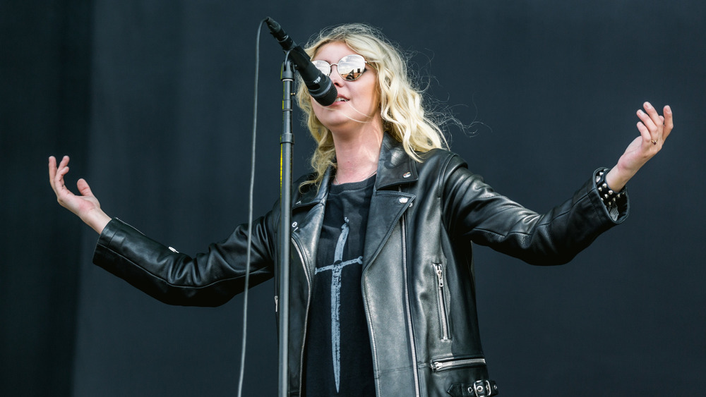 Taylor Momsen singing with The Pretty Reckless
