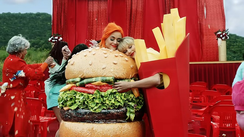 Taylor Swift and Katy Perry hugging