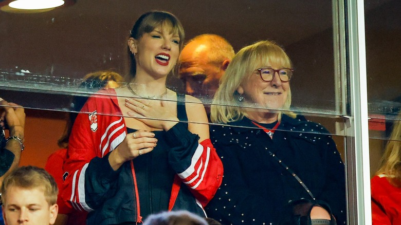 Taylor Swift Donna Kelce smiling