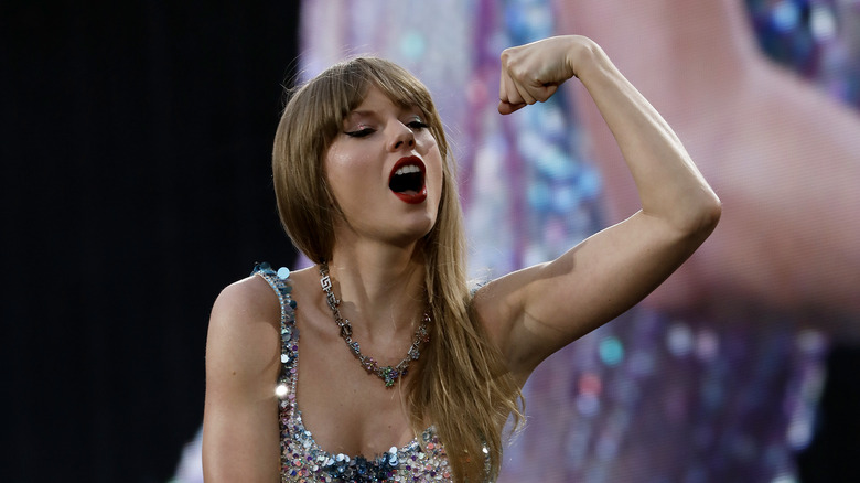 Taylor Swift flexing her arms