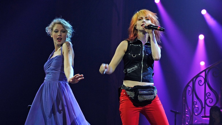 Taylor Swift and Hayley Williams performing