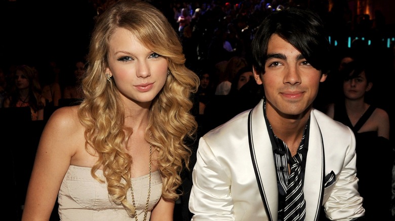 Taylor Swift sitting with Joe Jonas in 2008