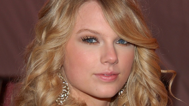 Taylor Swift wearing strip lashes