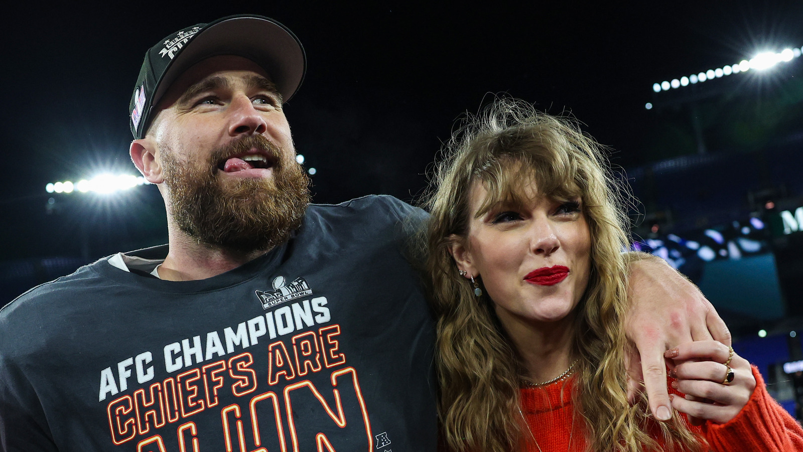 All of Taylor Swift's fashion tributes to Travis Kelce: Chiefs merch to  friendship bracelets