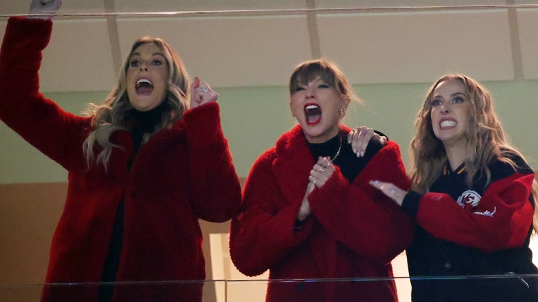 Lyndsay Bell, Taylor Swift, Brittany Mahomes cheering