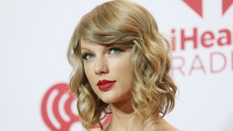 Taylor Swift with curled bob