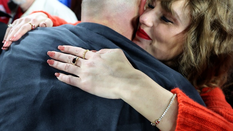 Taylor Swift and Travis Kelce hugging