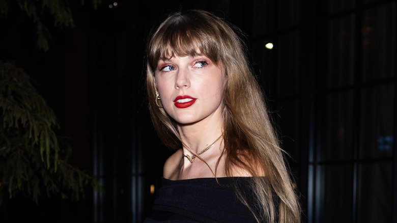 Taylor Swift walking at night