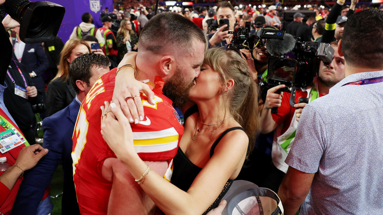 Taylor Swift and Travis Kelce kiss