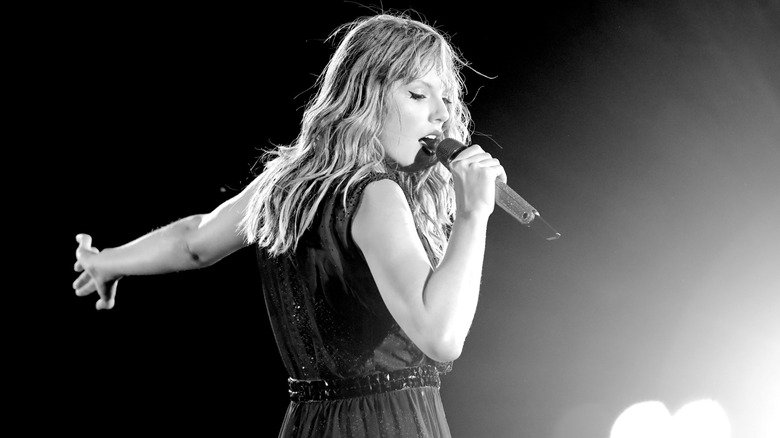 Taylor Swift performing