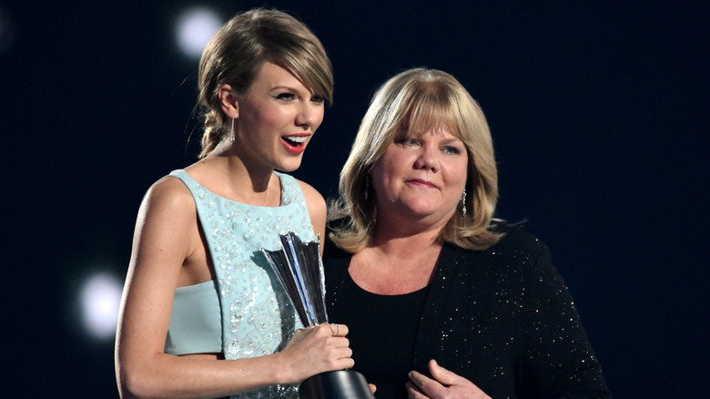 Taylor Swift and Andrea Swift on stage