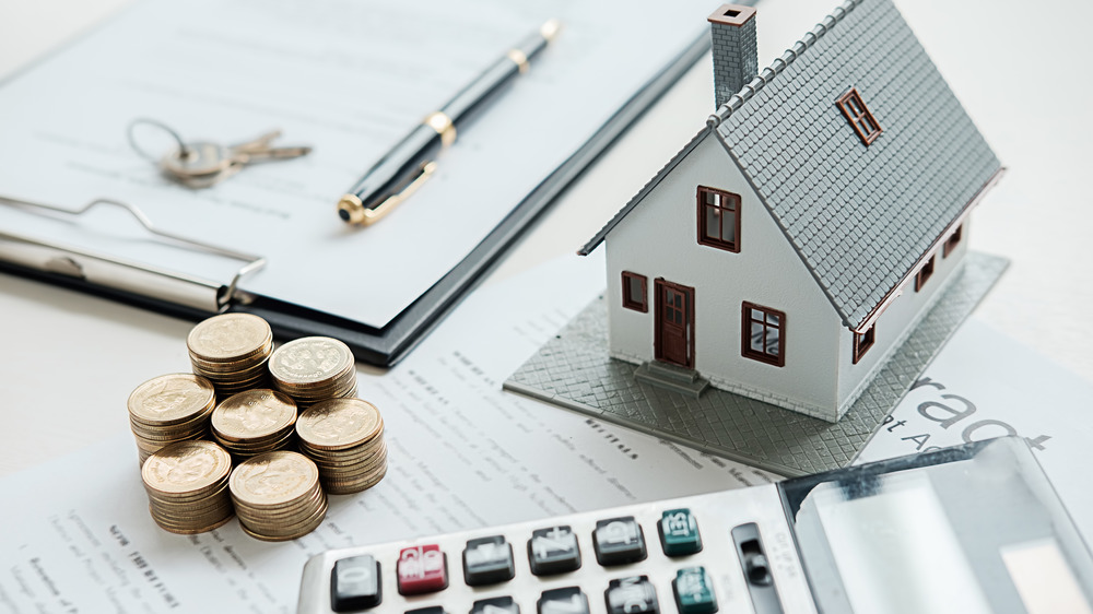 Items on a real estate agent's desk 