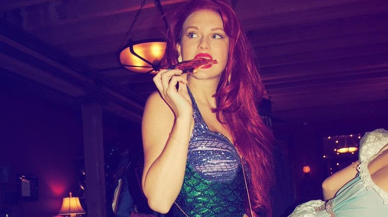 Taylor Swift eating pizza dressed as Ariel from 'The Little Mermaid'