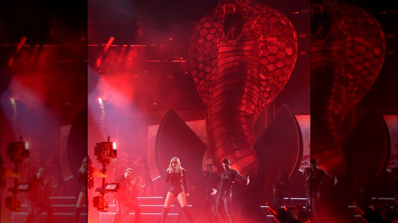 Taylor Swift performing at 2018 AMAs with inflatable snake Karyn