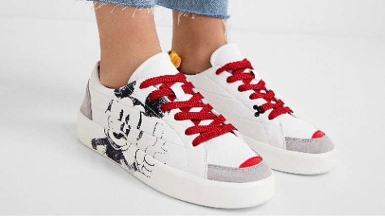 White low-top sneakers with Mickey Mouse design