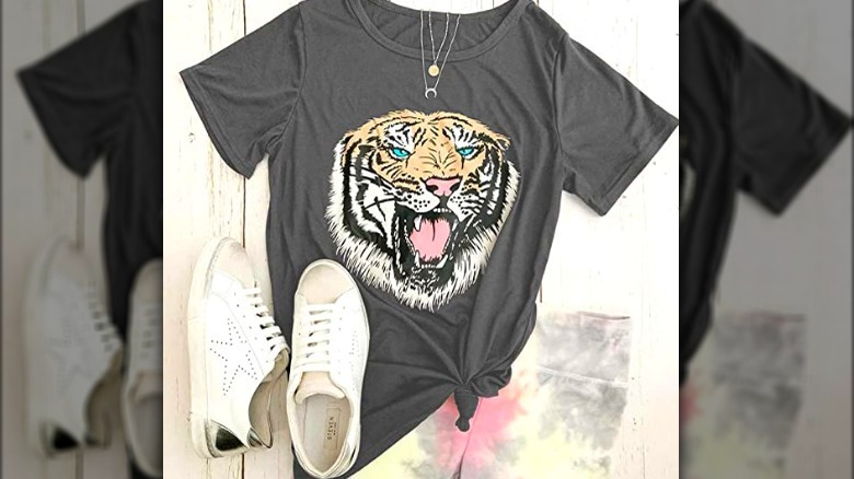 Grey t-shirt with tiger print and white sneakers