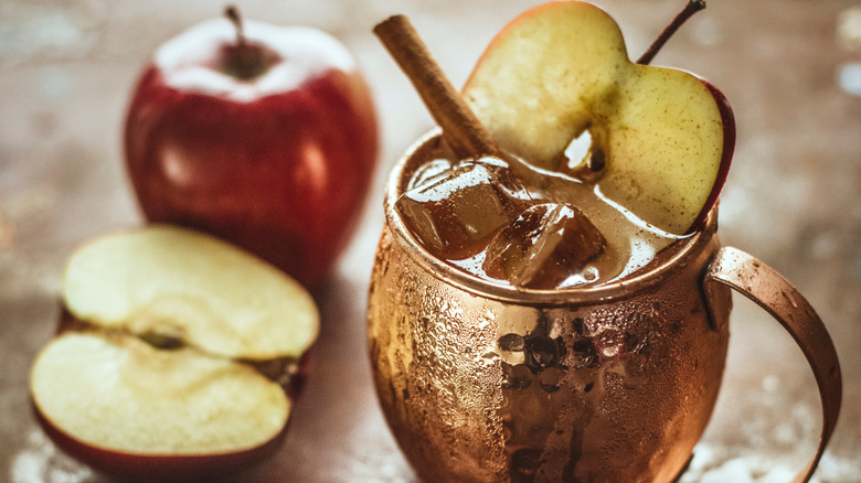 Moscow mule with apples