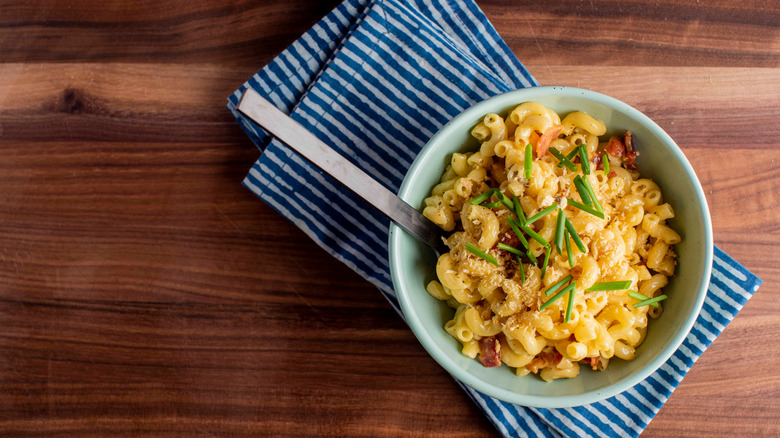 Mac and cheese with chives and bacon