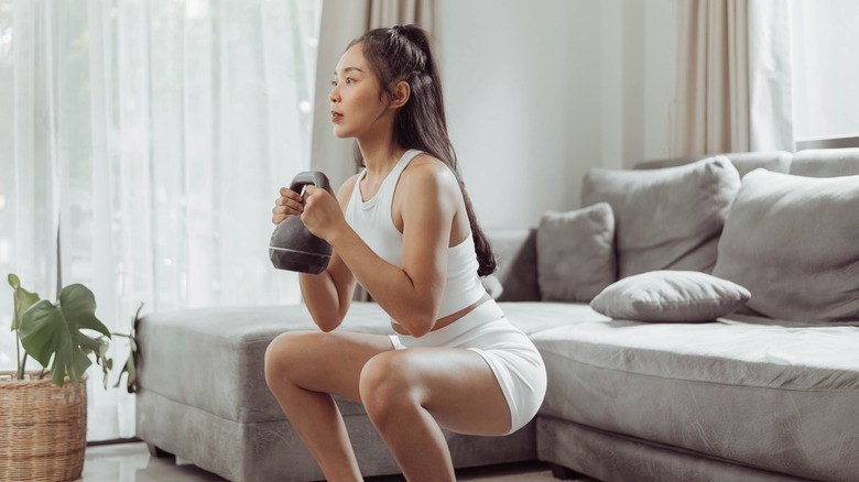 woman lifting weights 