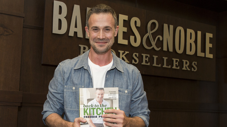 Freddie Prinze Jr. with his cookbook