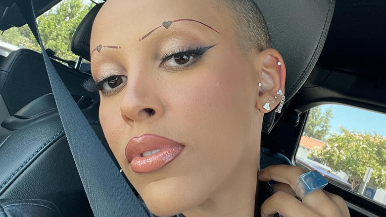 Doja Cat sporting thin eyebrows