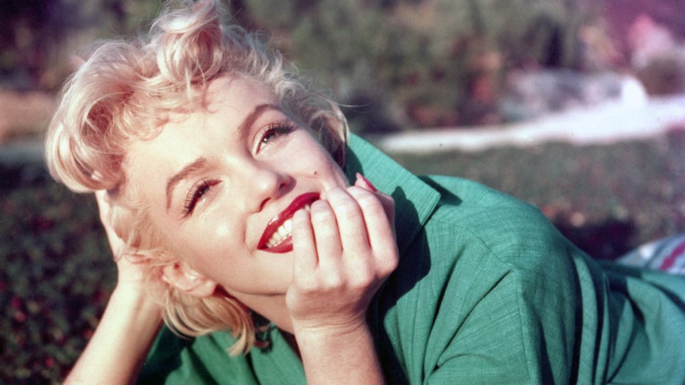 Marilyn Monroe, showing off one of the best eyebrow trends in history