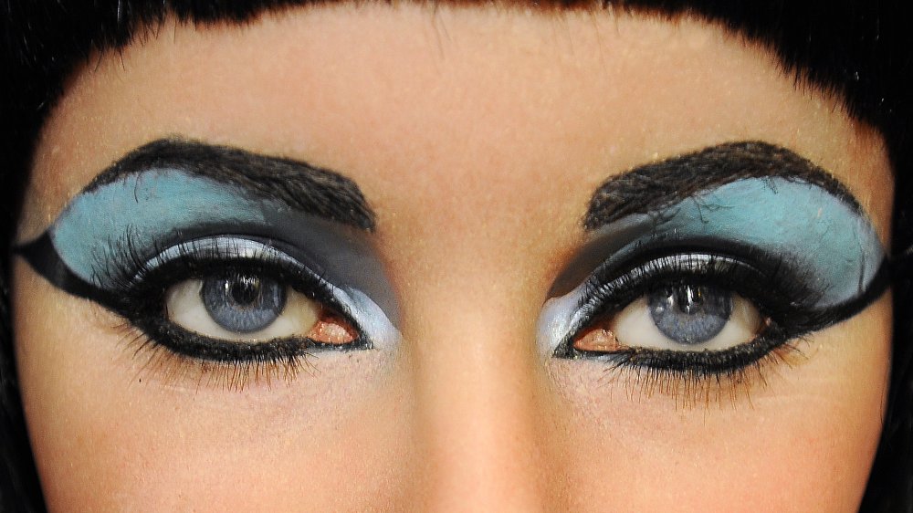 Elizabeth Taylor, showing off one of the best eyebrow trends in history