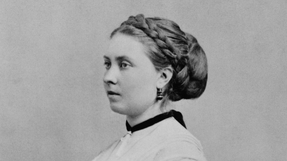 Queen Victoria, showing off one of the best eyebrow trends in history