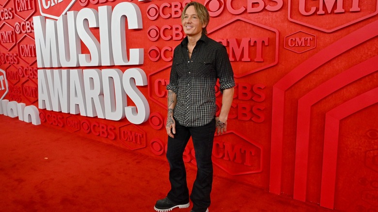 Keith Urban posing