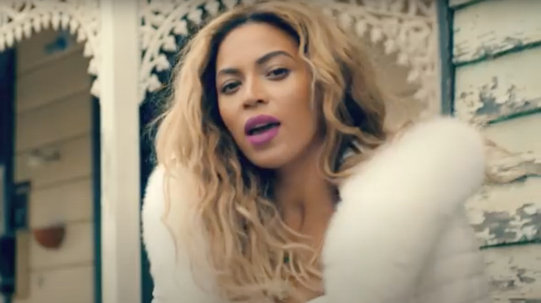 Beyoncé rocking magenta lip "No Angel" music video