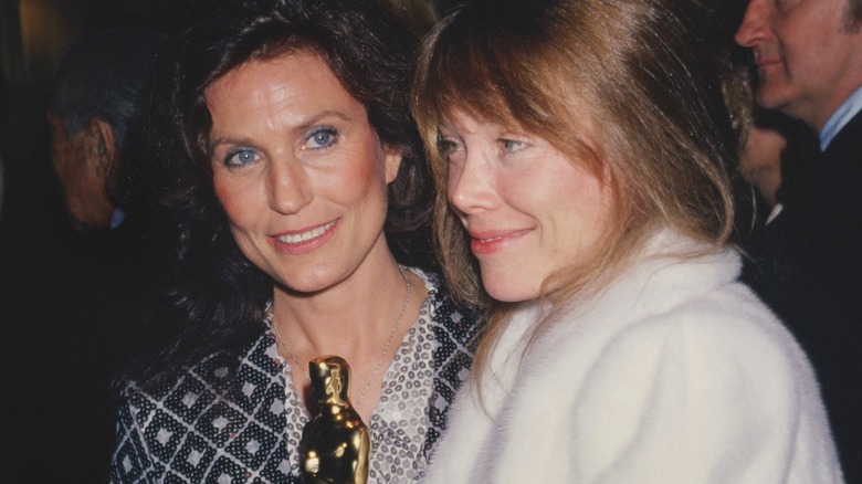 Loretta Lynn and Sissy Spacek posing with her Oscar