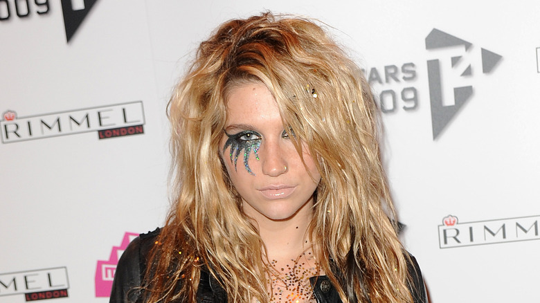 Kesha wearing graphic eyeliner at event