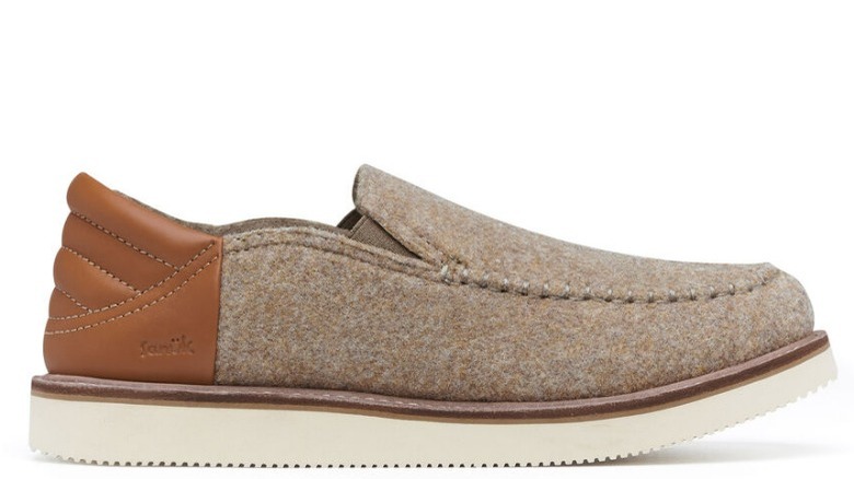 Beige wool slipper with brown leather heel