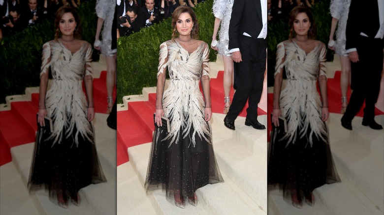 Queen Rania posing at the Met Gala