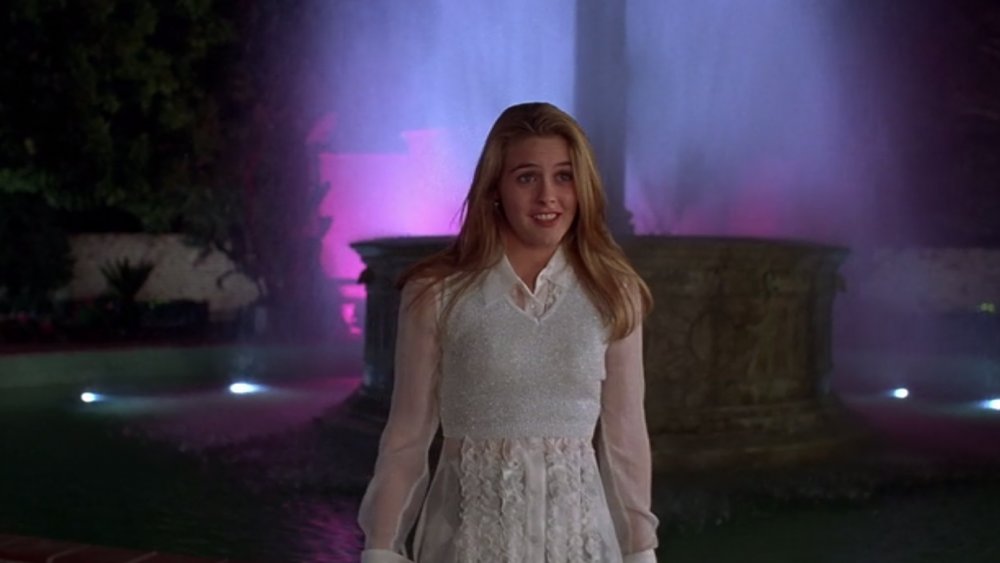 Cher walking in front of a fountain in Clueless