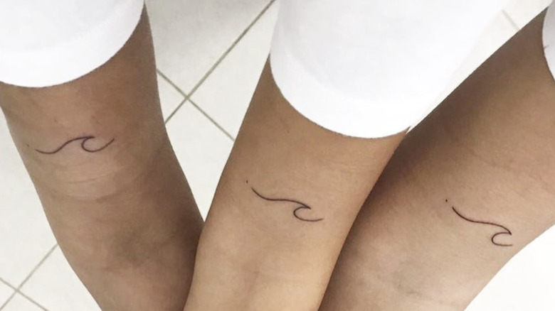 a matching wave tattoo is the perfect option for best friends 1637088379