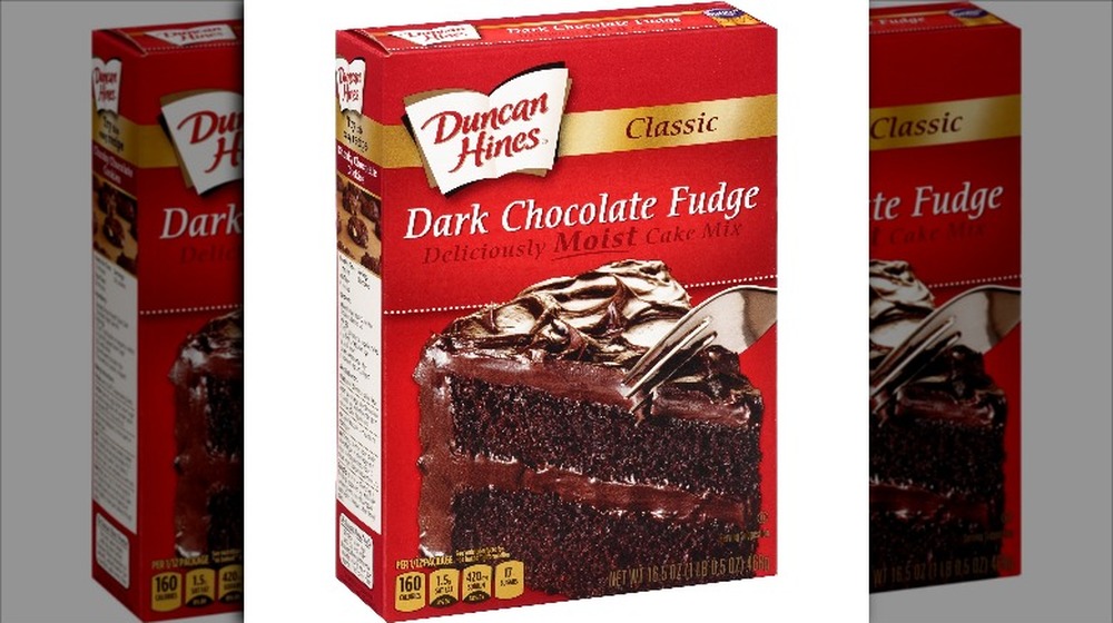 Duncan Hines Perfect Size Chocolate Lover's Cake & Frosting Mix -  Preparation & Review - YouTube