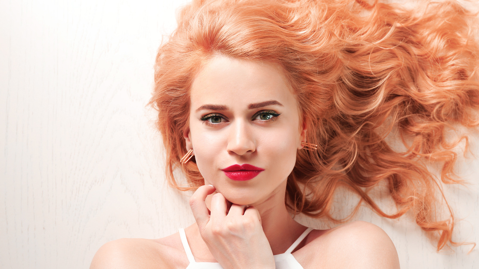 The Best Colors To Wear If You're A Strawberry Blonde
